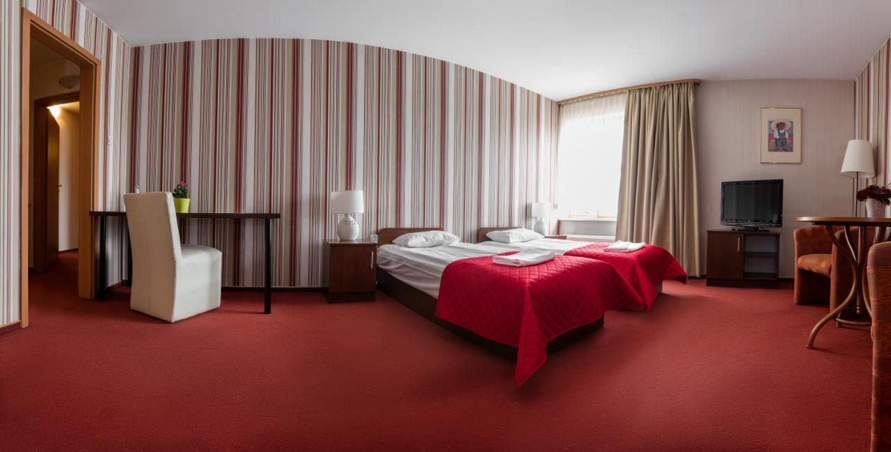 פאביאניצה Hotel Piemont מראה חיצוני תמונה